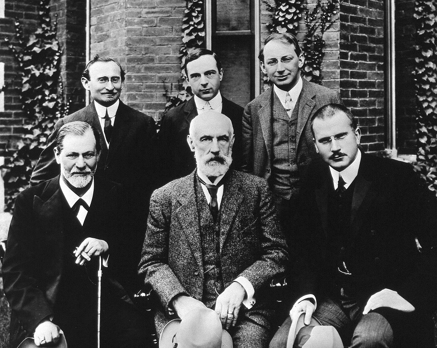Sigmund Freud ve Carl Jung’un 1909 Clark Üniversitesi konferansı, psikanalizin küresel yayılımını hızlandırdı.