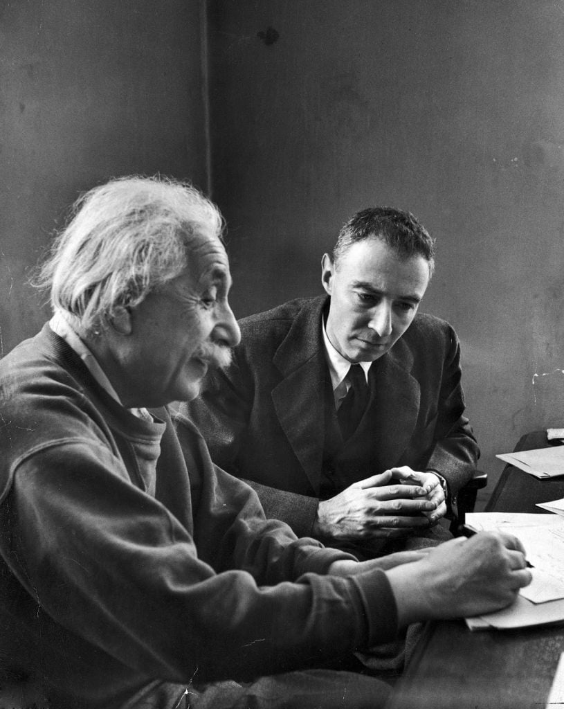 Julius Robert Oppenheimer ile Albert Einstein