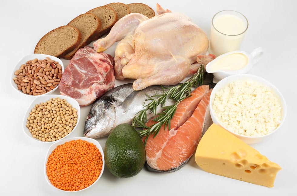 Et, deniz ürünleri, kümes hayvanları, tahıllar, fasulye ve süt ürünleri iyi bir protein kaynağıdır. Kredi: Afrika Stüdyosu | Shutterstock 