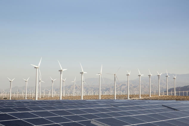 Yenilenebilir enerji kaynağı olan Rüzgar enerjisi, onlarca rüzgar türbini ve güneş panelleri görseli