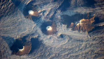 Yeni bir araştırmaya göre, güneybatı Alaska'daki Aleut Adaları'nı oluşturan zincirin bir parçası olan Dört Dağ Adalarındaki çok sayıda yanardağ, bir süper yanardağ patladığında oluşan büyük bir kaldera ile birbirine bağlı gibi görünüyor
