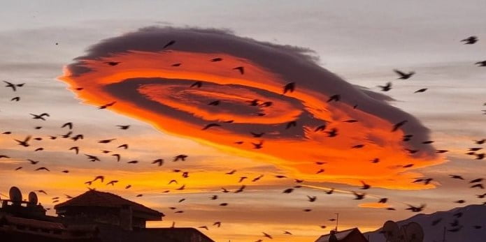 Bursa'da Görünen Tuhaf UFO Benzeri Bulut Herkesi Şaşırtıyor