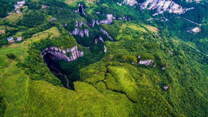 Çin’de İçinde Orman Bulunan Dev Bir Çukur Bulundu