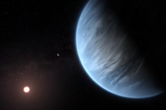 Bu sanatçının çizimi, K2-18b gezegenini, ana yıldızını ve sistemdeki diğer bir gezegeni gösteriyor. K2-18b, hem suyu hem de yaşamı destekleyebilecek sıcaklıkları barındırdığı bilinen tek süper-Dünya ötegezegeni. UCL araştırmacıları, NASA/ESA Hubble Uzay Teleskobu tarafından 2016 ve 2017 yıllarında toplanan arşiv verilerini kullanarak, K2-18b'nin atmosferinden süzülen yıldız ışığını analiz etmek için açık kaynaklı algoritmalar geliştirdi. Sonuçlar, su buharının moleküler izini ortaya koyarken, gezegenin atmosferinde hidrojen ve helyum varlığını da gösterdi.