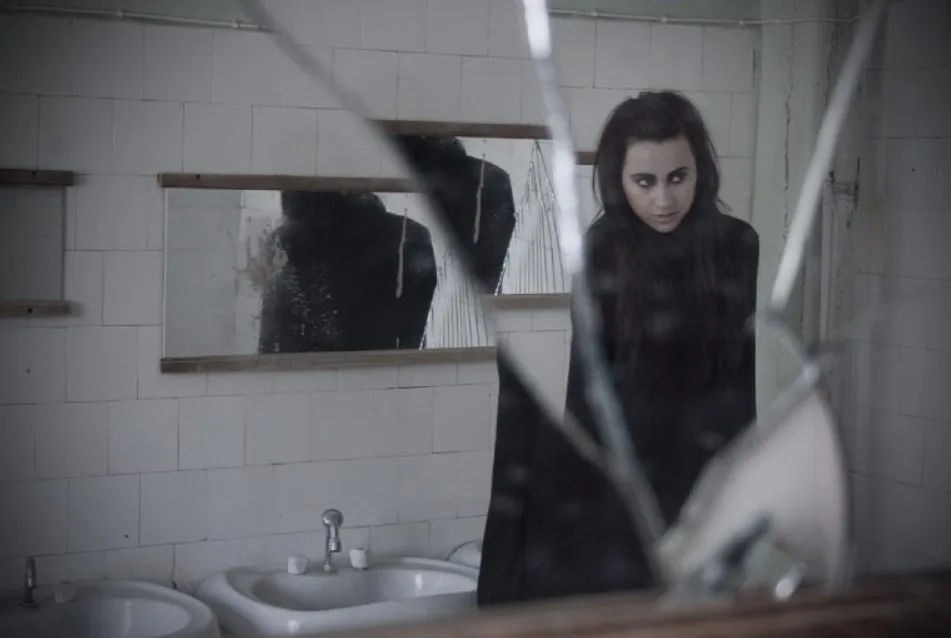 Aynalar İnsanları Neden Korkutur? Aynalardaki Karanlık Gerçek!