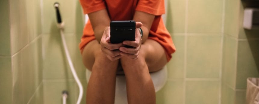 Tuvalette Telefon Kullanımı Hemoroid Riskini Yüzde 46 Artırıyor