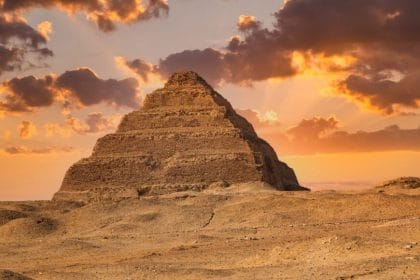 Burada gösterilen Mısır Kralı Djoser'in piramidi yaklaşık 4.700 yaşında. Yeni bir çalışma, yapının içindeki suyla çalışan bir asansörün, onu inşa etmek için kullanılan ağır blokları kaldırmaya yardımcı olduğunu öne sürüyor.