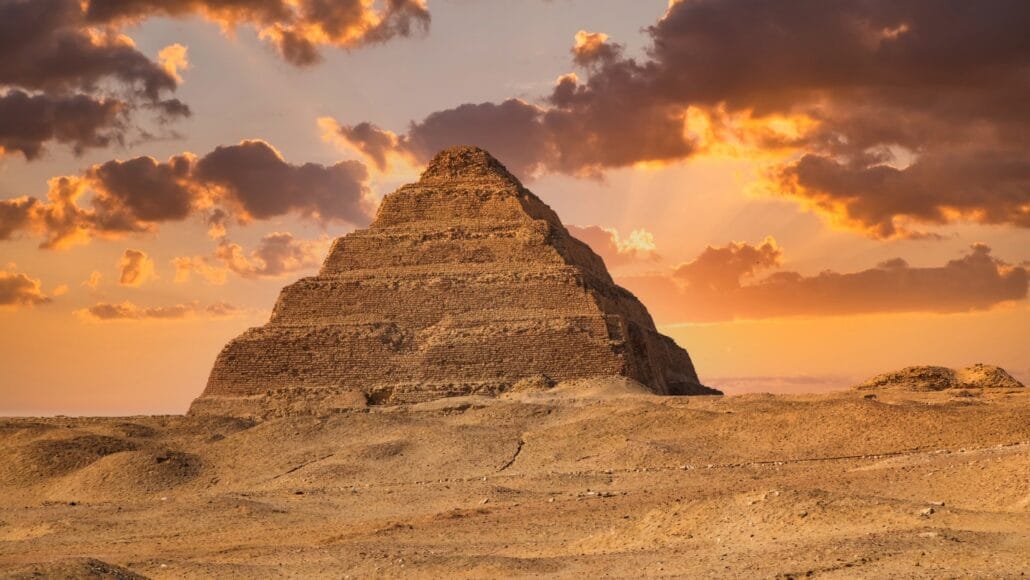 Burada gösterilen Mısır Kralı Djoser'in piramidi yaklaşık 4.700 yaşında. Yeni bir çalışma, yapının içindeki suyla çalışan bir asansörün, onu inşa etmek için kullanılan ağır blokları kaldırmaya yardımcı olduğunu öne sürüyor.