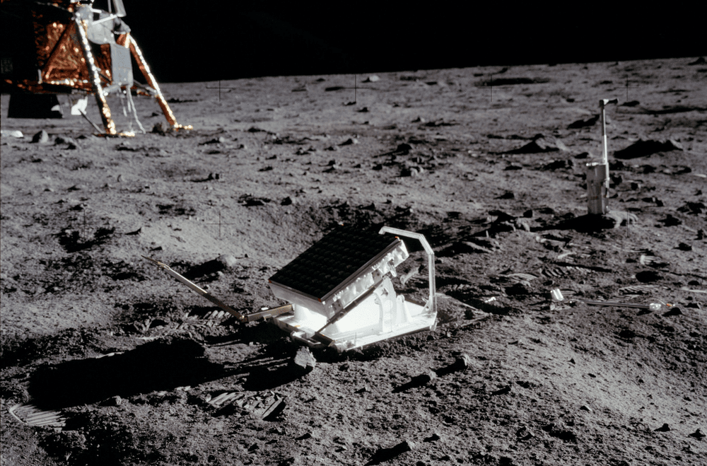  1969 Apollo 11 görevi sırasında Ay'a yerleştirilen köşe küp retroreflektör, o zamandan beri Dünya-Ay mesafe ölçümlerine izin verdi.