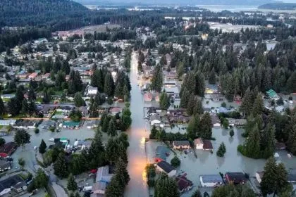 Alaska’da Rekor Buzul Taşkını: Uzmanlardan “Yeni Normal” Uyarısı