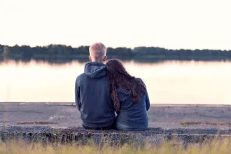 Sen Diğerlerinden Farklısın’ Demek, İltifat Gibi Görünse de İlişkilerde Sessiz Bir Tuzak Kuruyor