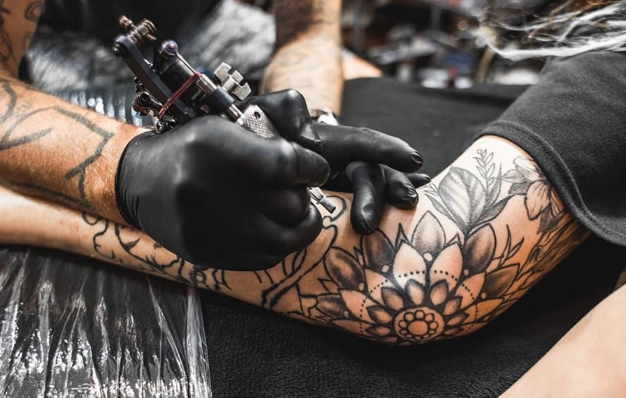 Dövmeler Melanom Riskini Artırabilir: Yeni İsveç Araştırması Ne Diyor?