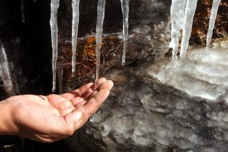 166 Yıllık Bir Bilimsel Bilmece Çözüldü: Faraday’ın “Ön-Erime” (Premelting) Gizeminin Ardındaki Gizli Katman İlk Kez Tanımlandı