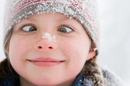 Gözleri Kısarak Şaşı Bakmak Zararlı mı? Bilim Ne Diyor?