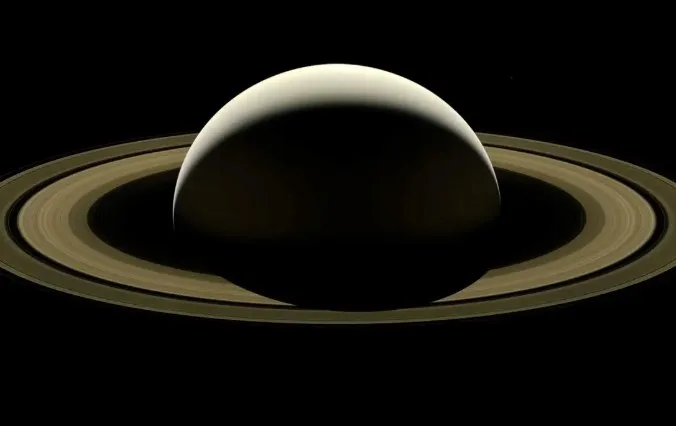 Satürn’ün Halkaları Sandığımızdan Çok Daha Geniş: Cassini Verileri Dev Bir “Hayalet Toz Halosu”na İşaret Ediyor